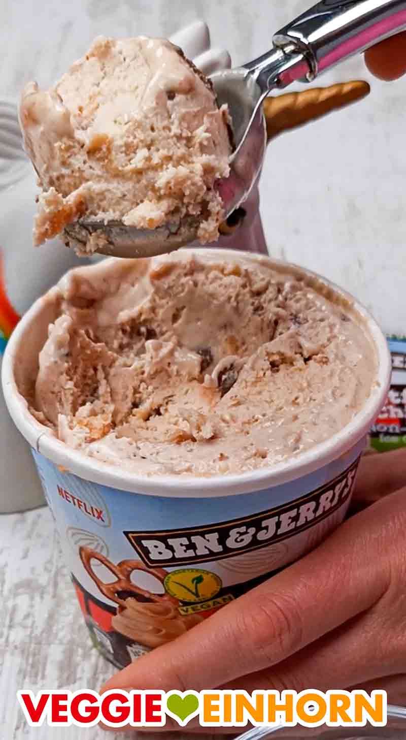 Das vegane Netflix & Chill'd Eis besteht vor allem aus Erdnussbutter Eiscreme. Eine Kugel veganes Eis wird aus dem Becher entnommen.