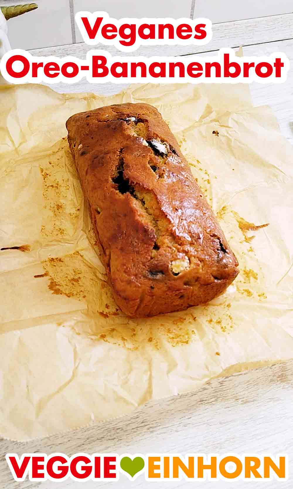 Das vegane Bananenbrot mit Oreos ist golbraun gebacken. Fertig gebackenes veganes Oreo-Bananenbrot