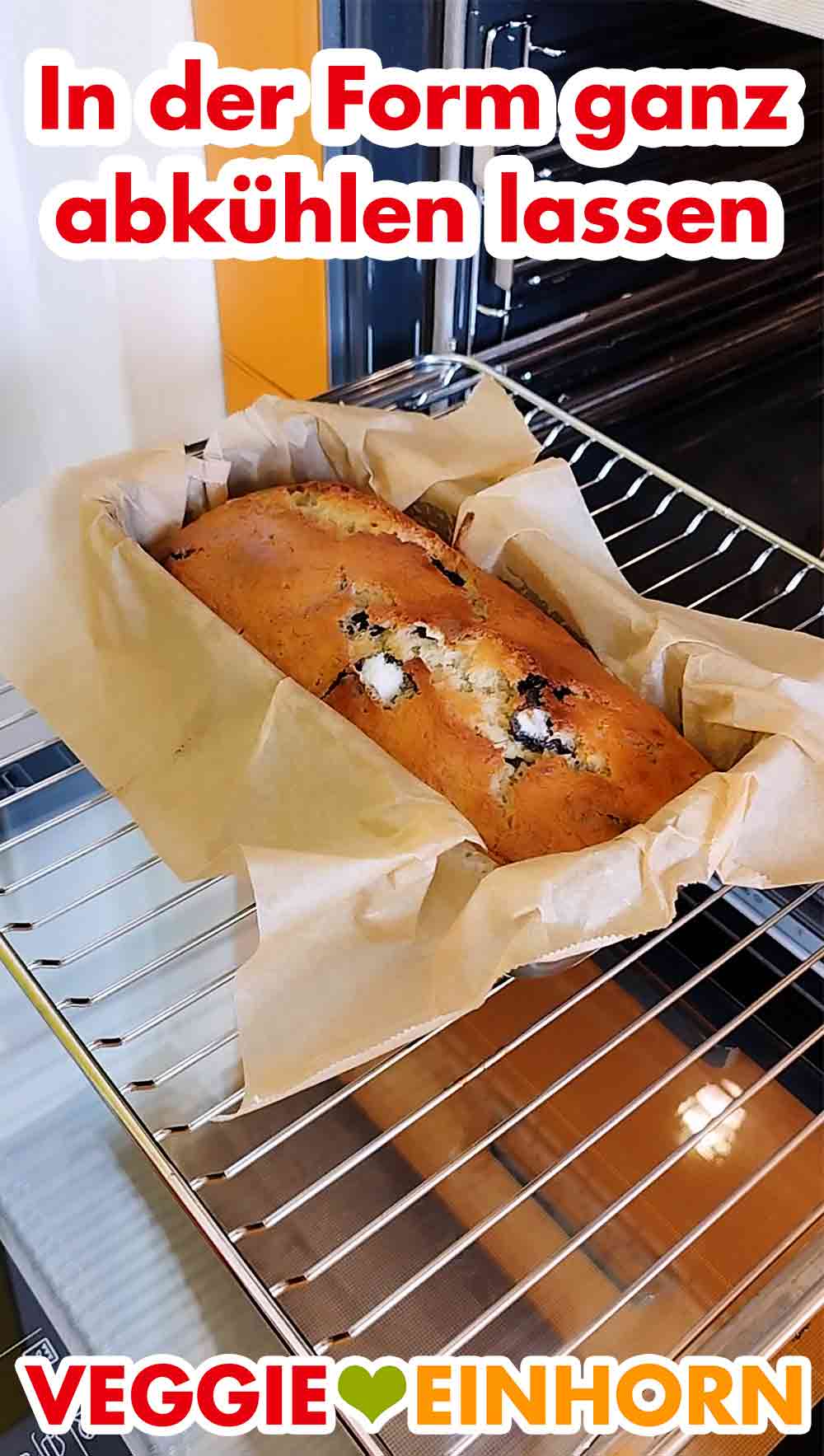 Abkühlen lassen in der Kastenbackform Das fertig gebackene vegane Oreo-Bananenbrot kühlt in der Backform ab