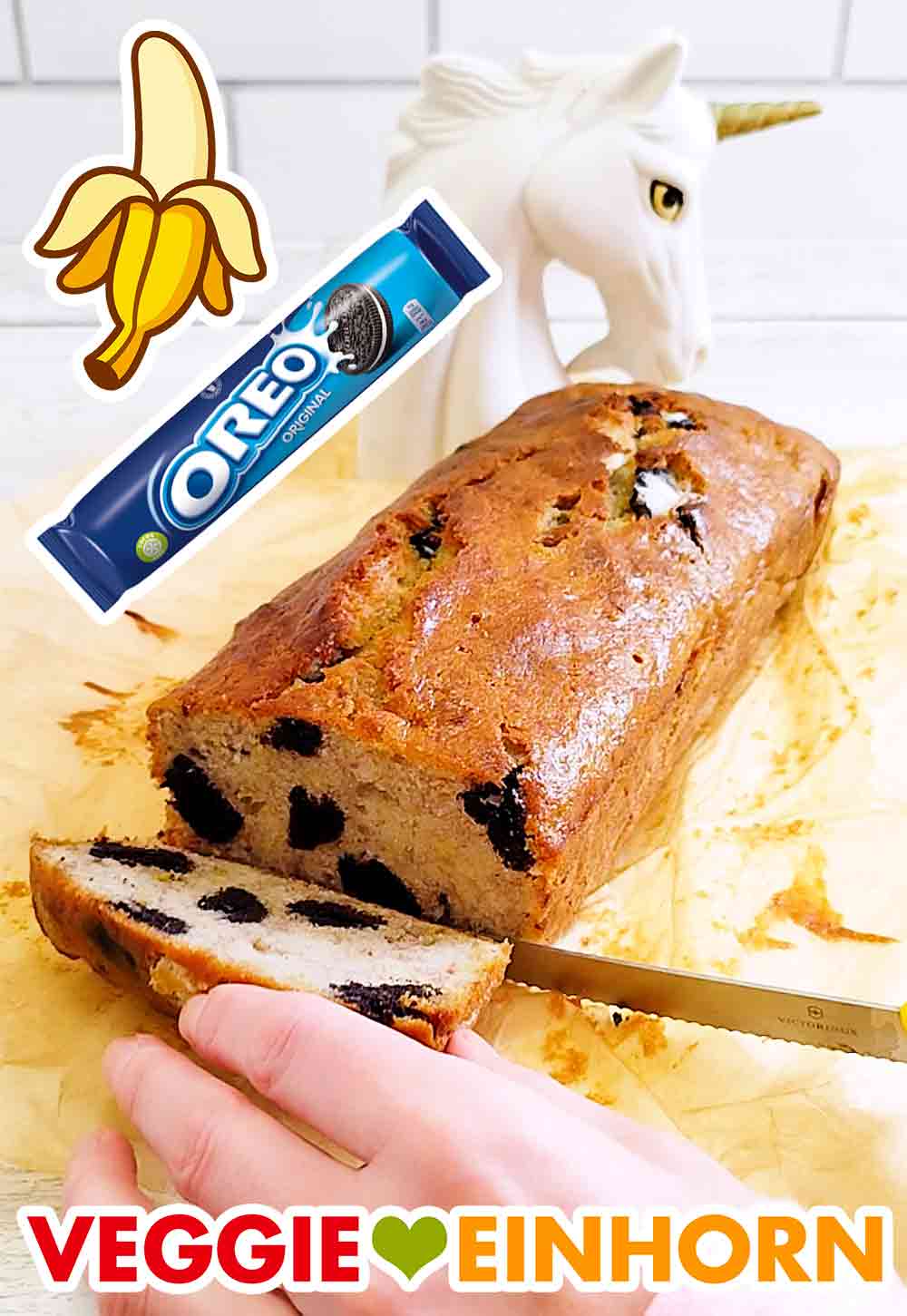 Ich schneide eine Scheibe Bananenbrot ab. Das vegane Oreo Bananenbrot wird angeschnitten