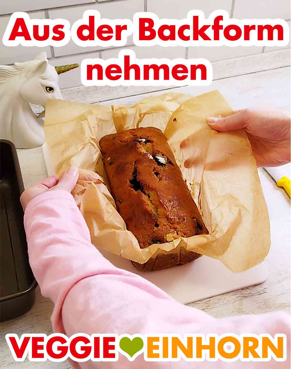 Das abgekühlte Bananenbrot aus der Kastenbackform nehmen. Das vegane Oreo-Bananenbrot wird mit dem Backpapier aus der Backform genommen.