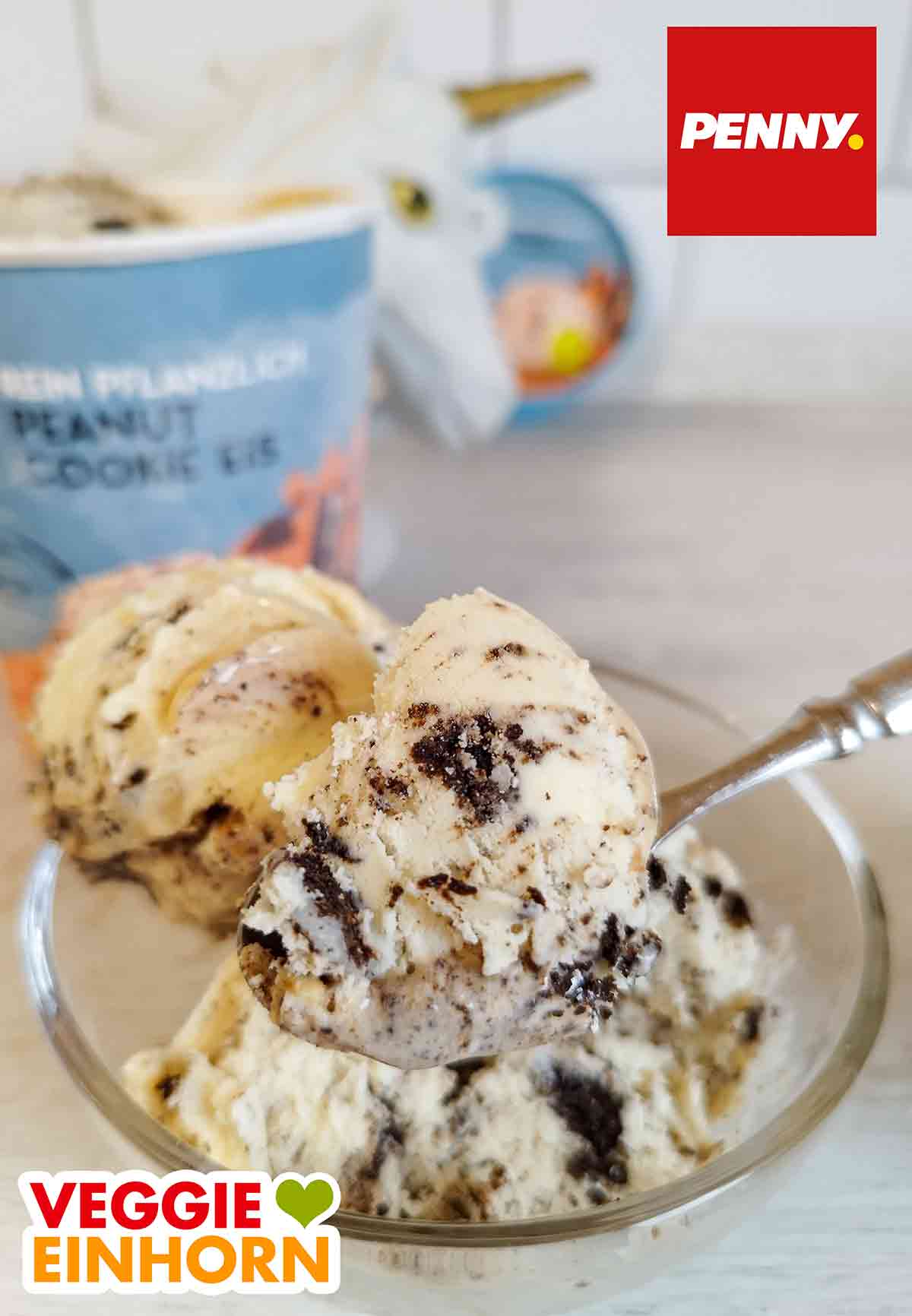 Ein Löffel mit veganem Peanut Cookie Eis von Food for Future by Penny. Löffel mit veganem Peanut Cookie Eis von Penny