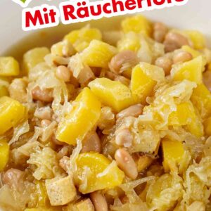 Rezept für deftigen veganen Sauerkraut Eintopf mit weißen Bohnen, Kartoffeln und Räuchertofu