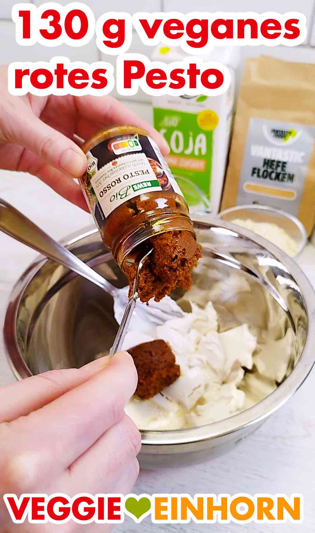 Ein kleines Glas veganes rotes Pesto enthält 130 g. Veganes rotes Pesto wird zum veganen Frischkäse gegeben
