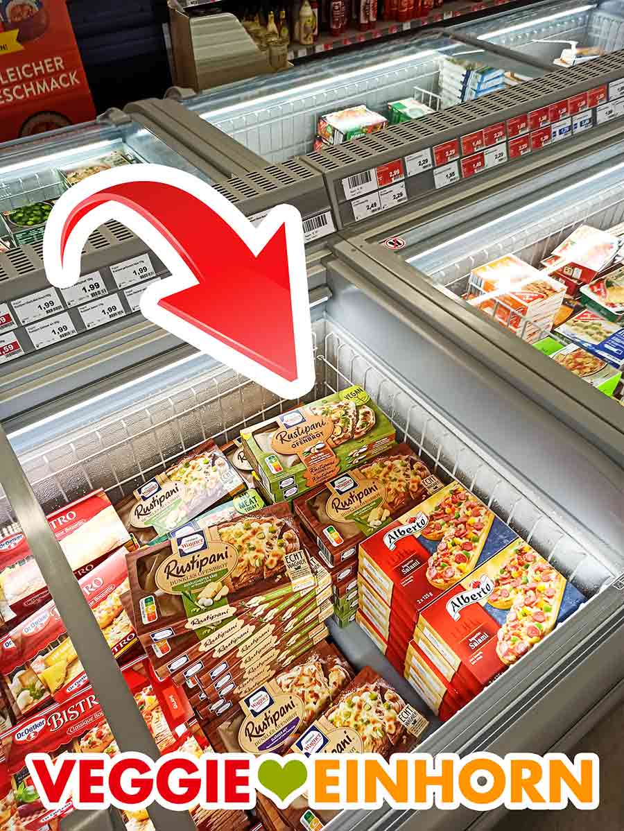 Das vegane Rustipani liegt bei den Tiefkühlpizzen. Tiefkühltruhe im Supermarkt mit veganem Rustipani
