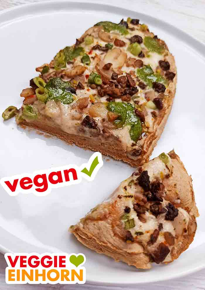Rustipani mit veganer heller Soße Durchgeschnittenes Rustipani Pilz-Trio auf einem Teller