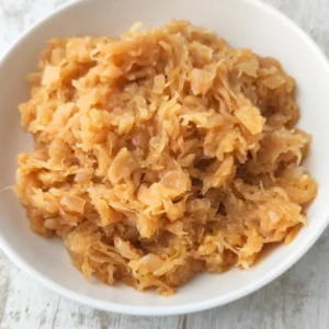Veganes Sauerkraut angerichtet in einer weißen Schüssel.