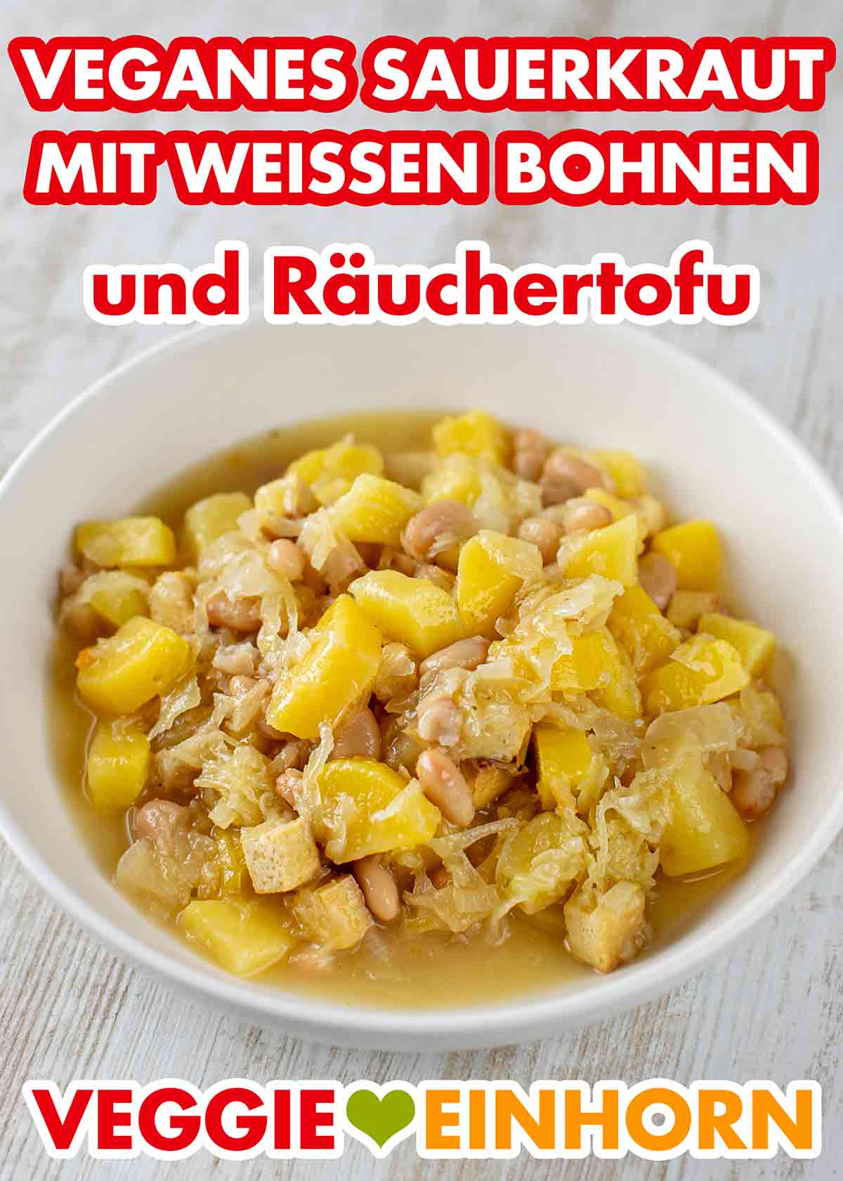 Die weißen Bohnen mit Sauerkraut sind ein deftiger veganer Eintopf. Weiße Bohnen mit Sauerkraut, Kartoffeln und Räuchertofu