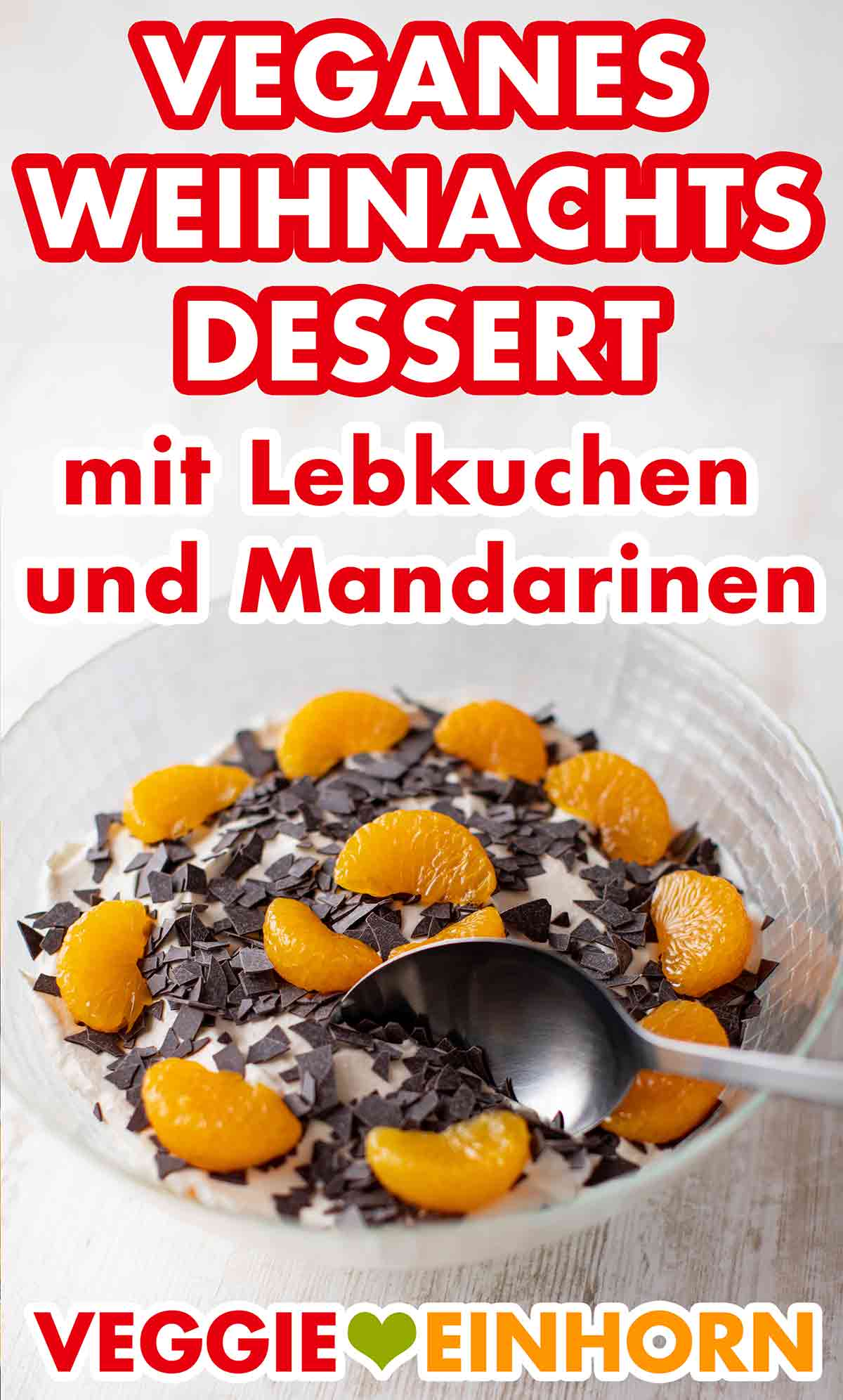 Der vegane Weihnachtsnachtisch mit Mandarinen und Lebkuchen ist sehr einfach. Veganes Weihnachtsdessert mit Lebkuchen und Mandarinen in einer Glasschüssel