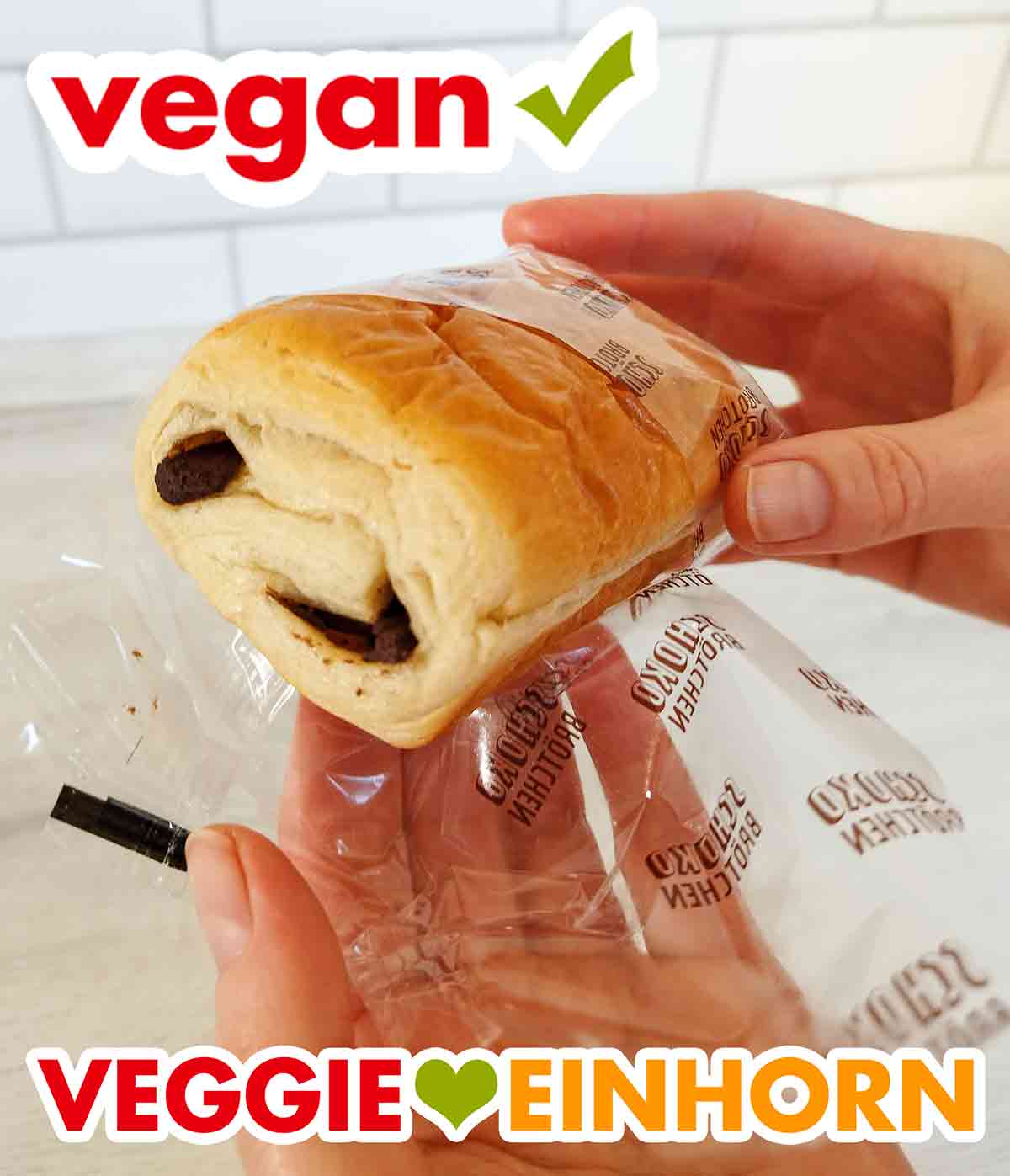 So sieht das vegane Schokobrötchen von Gut und Günstig aus. Die Folie wird vom veganen Schokobrötchen von Edeka entfernt