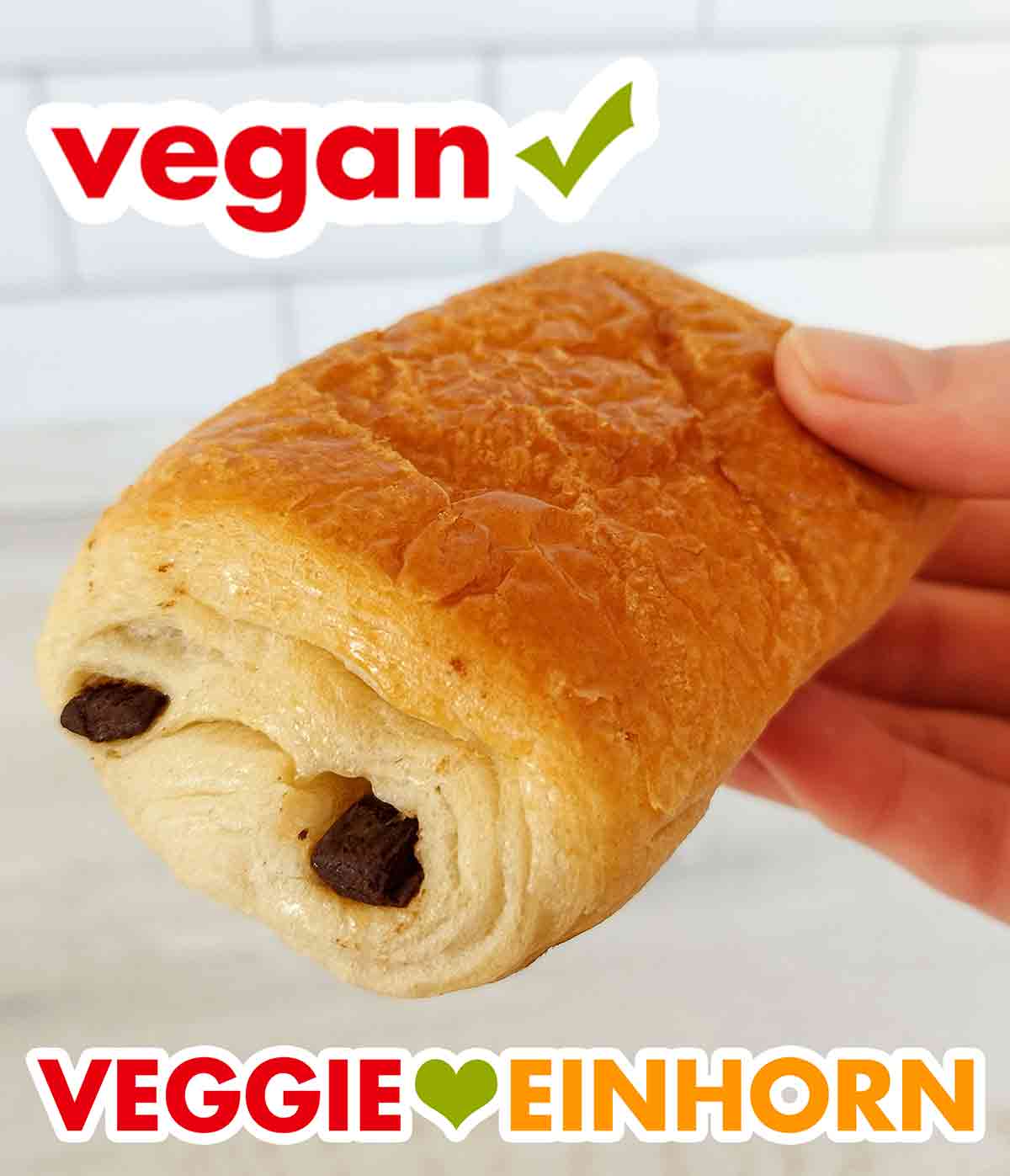 Das vegane Schokobrötchen von Edeka enthält 12 % Schokolade. Eine Hand hält ein veganes Schokobrötchen von Gut und Günstig