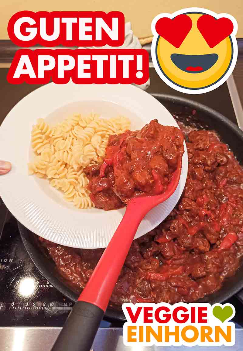 Servieren des vegetarischen Gulasch mit Nudeln Das vegane Gulasch wird mit Nudeln serviert