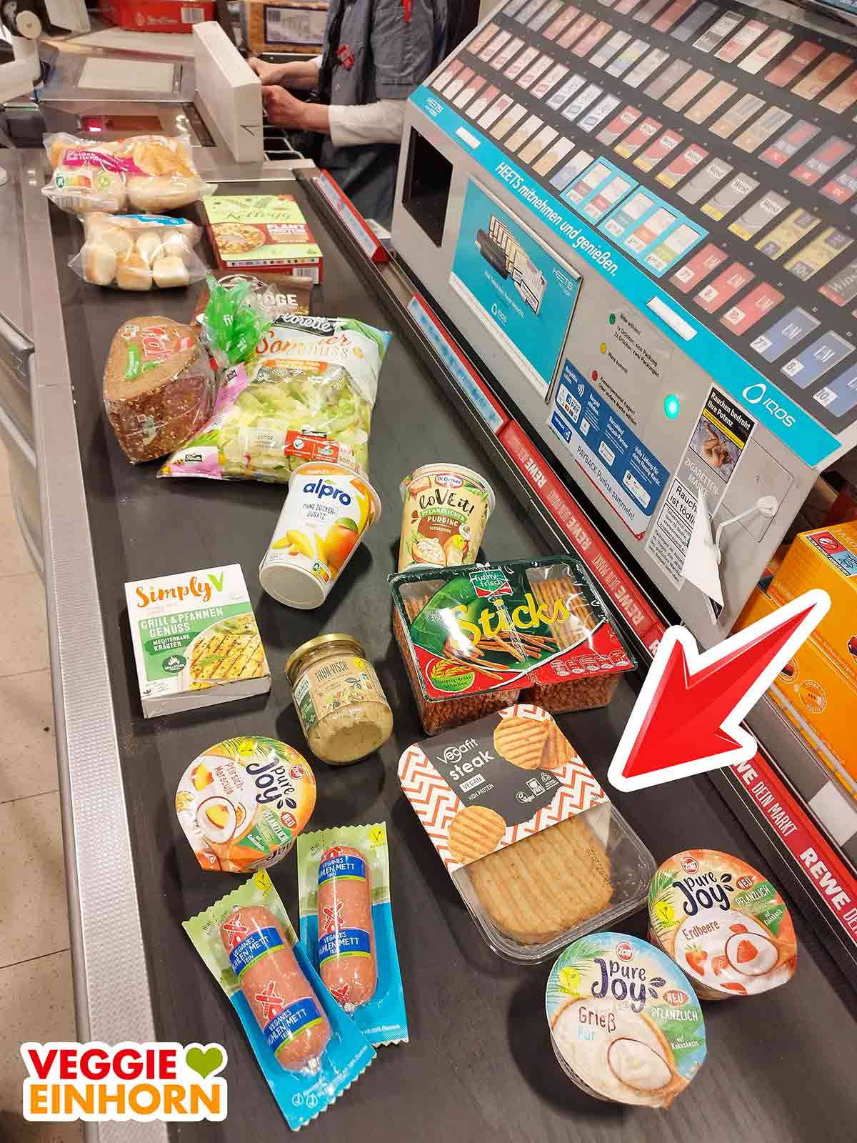 Vegafit Steaks und andere vegane Lebensmittel an der Supermarkt Kasse Vegane Steaks von Vegafit auf dem Kassenband im Rewe