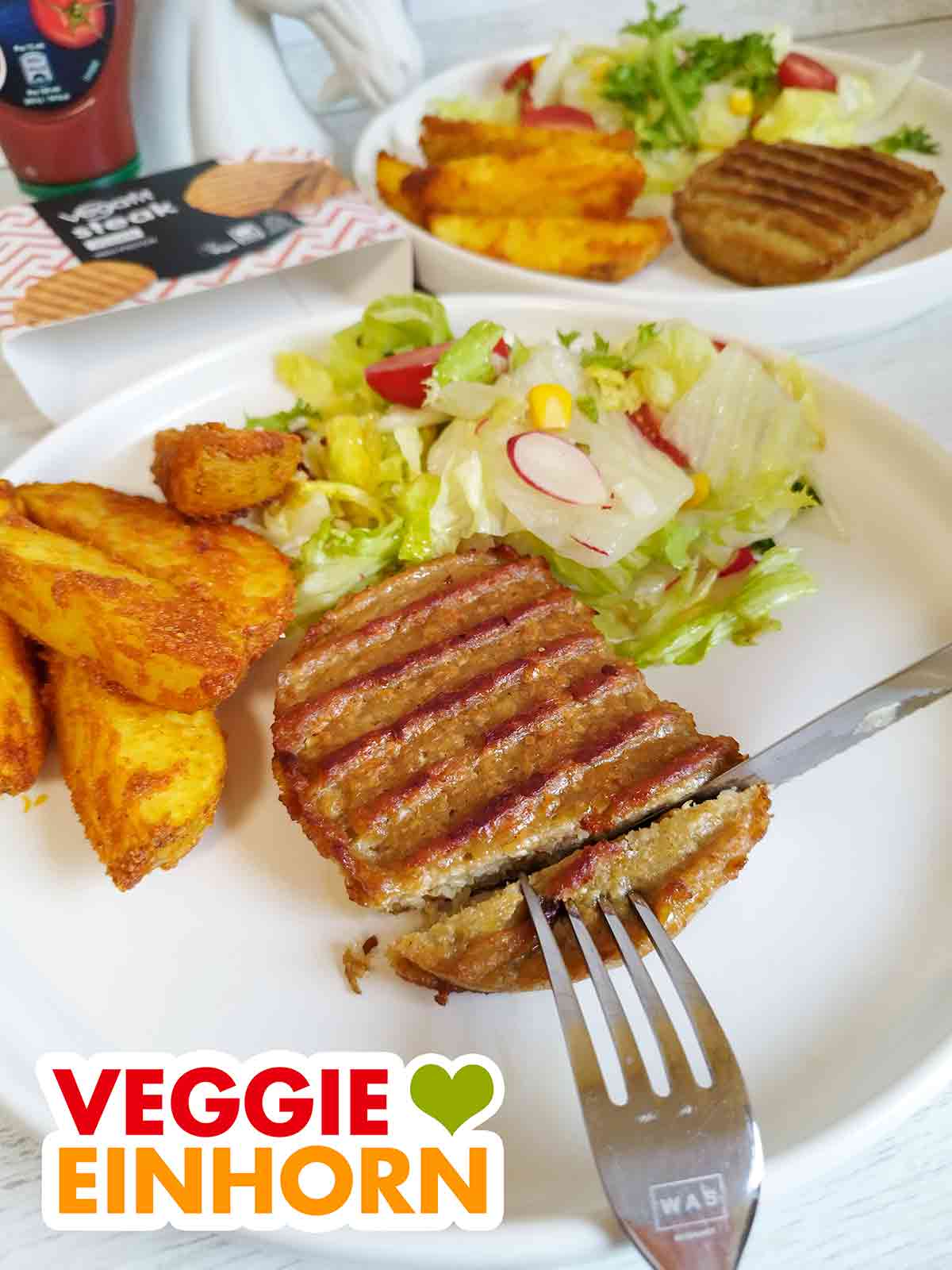 Das Vegafit Steak wird angeschnitten. Anschneiden des veganen Steaks von Vegafit mit Messer und Gabel