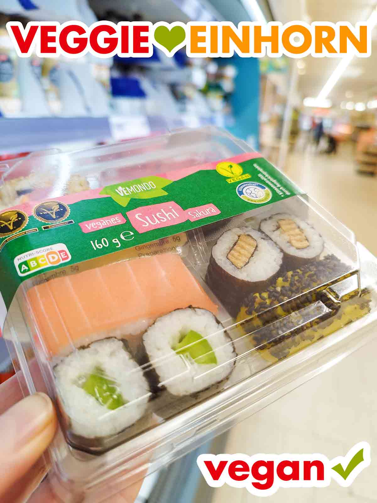 Die Sushi Box von Lidl Vemondo enthält veganes Sushi Sakura. Eine Hand hält eine Packung veganes Sushi im Lidl Markt.
