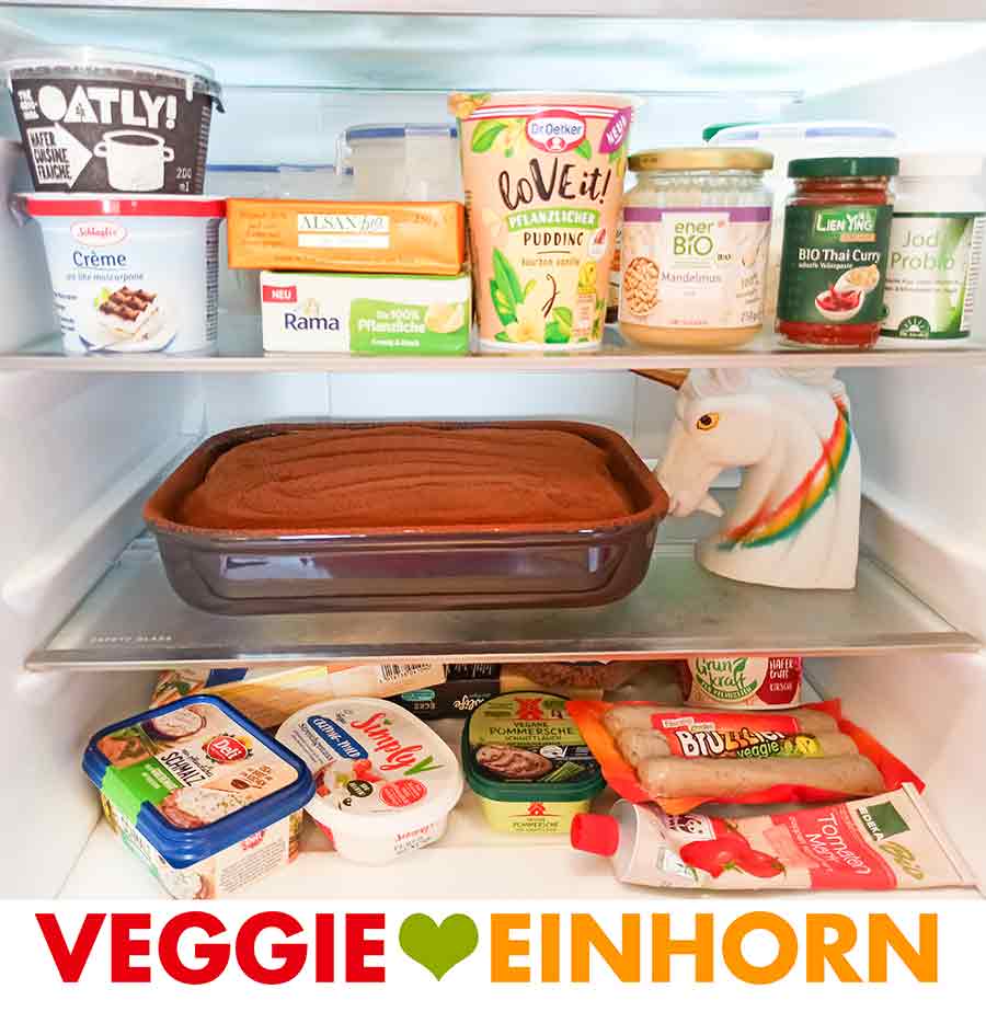 Im Kühlschrank zieht das Tiramisu durch. Das vegane Tiramisu steht im Kühlschrank