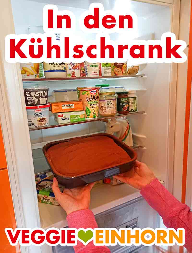 Das vegane Tiramisu in den Kühlschrank stellen. Die Auflaufform mit dem veganen Tiramisu wird in den Kühlschrank gestellt.