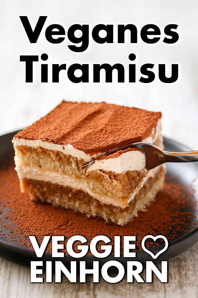 Das vegane Tiramisu ist ein perfektes Dessert für Gäste. Veganes Tiramisu mit einer Kuchengabel