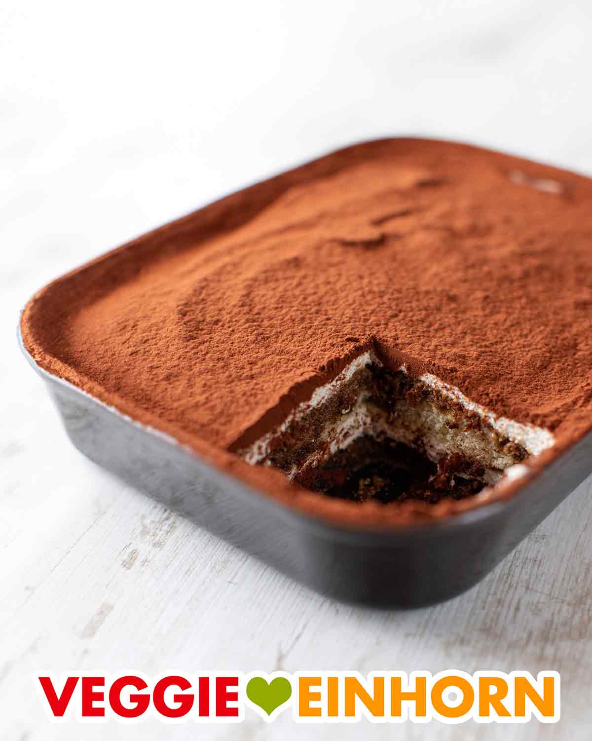 Veganes Tiramisu mit Cashew Mascarpone in einer Auflaufform Auflaufform mit veganem Cashew Tiramisu