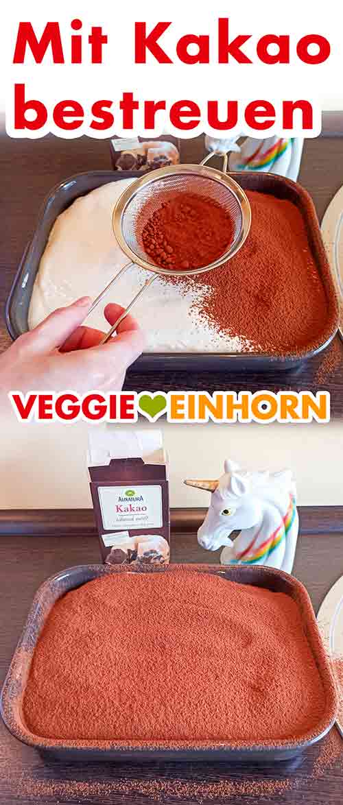 Das Tiramisu wird mit Backkakao bestreut. Ein Sieb mit Kakaopulver über dem veganen Tiramisu