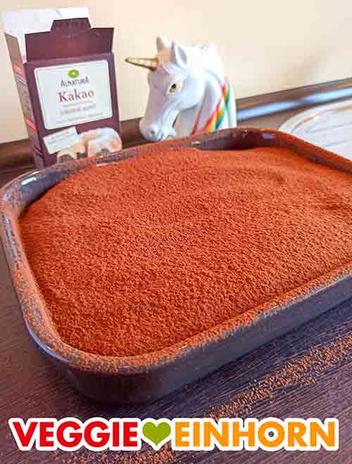 Tiramisu mit Kakaopulver Veganes Tiramisu mit einer Schicht Kakao oben drauf