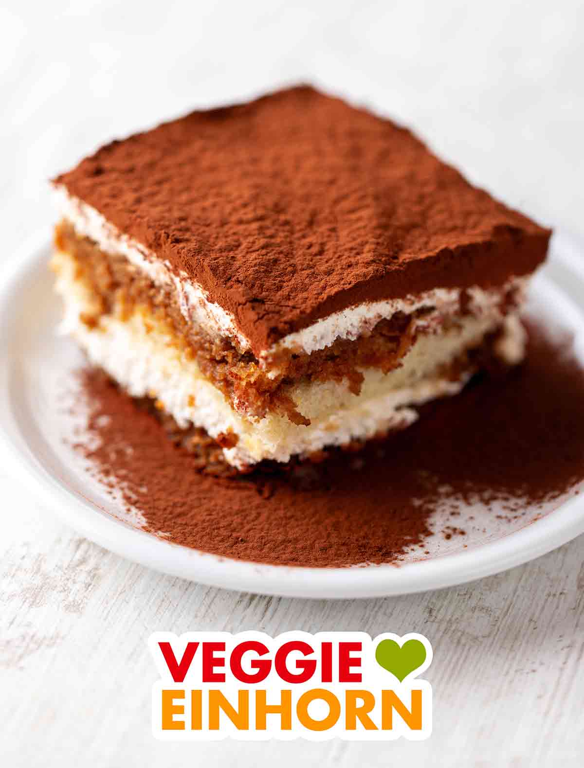 Das vegane Tiramisu ist mit Cashew-Mascarpone und veganem Biskuit ohne Ei. Dessertteller mit veganem Cashew Tiramisu