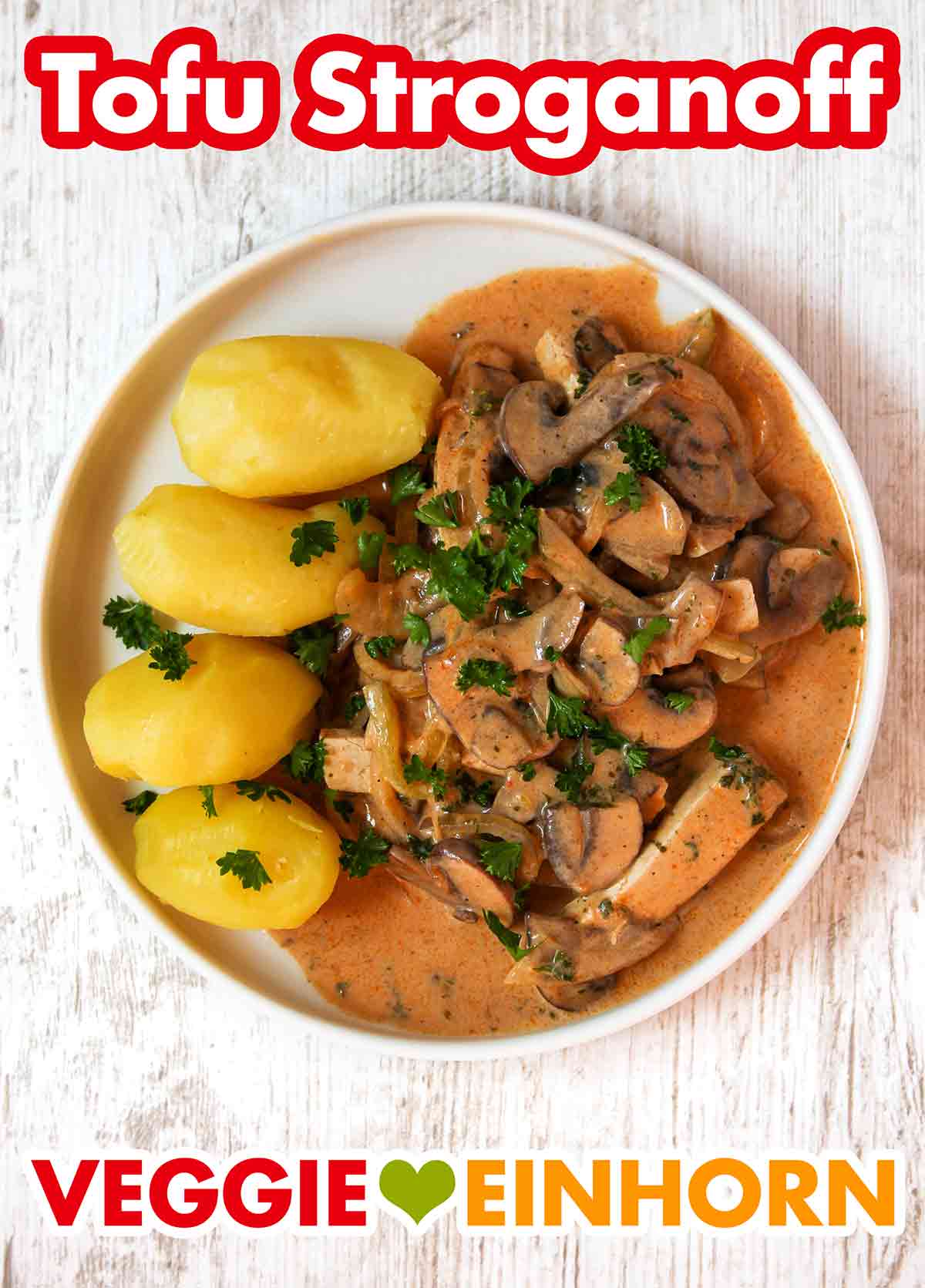 Zu dem Tofu Stroganoff passen als Beilage Kartoffeln, Nudeln, Reis oder Kartoffelbrei. Tofu Stroganoff auf einem Teller mit Kartoffeln