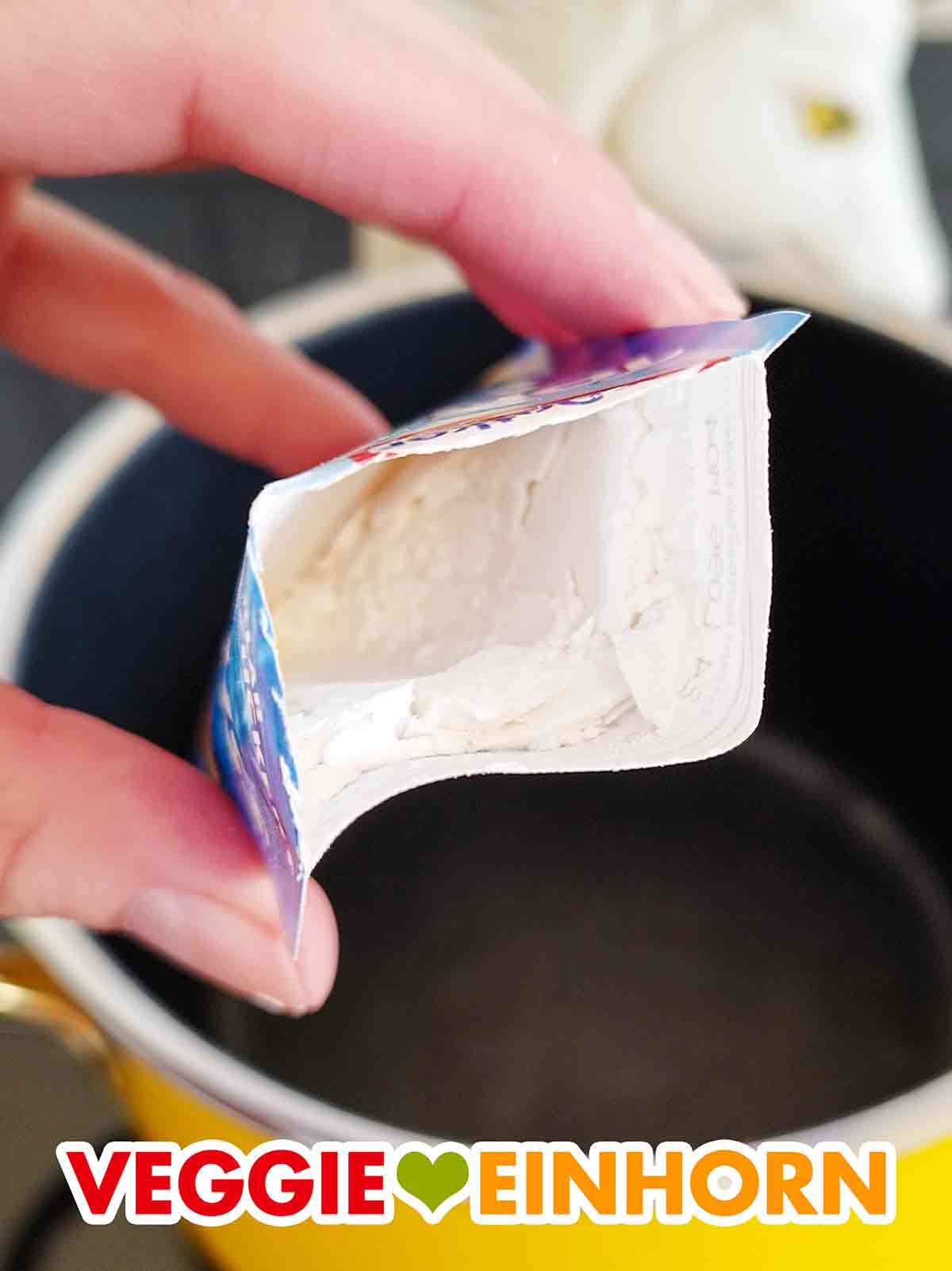 So sieht das Tortenguss Pulver von Dr. Oetker aus. Tortenguss Pulver in der geöffneten Packung