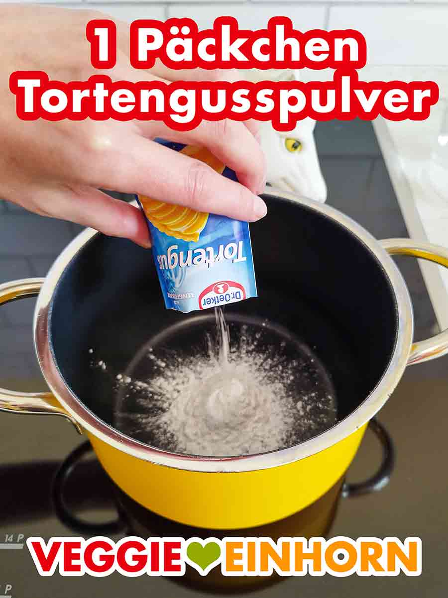 Das Tortenguss Pulver in einen kleinen Topf geben. Ein Päckchen Dr. Oetker Klarer Tortenguss wird in einen Topf gegeben.