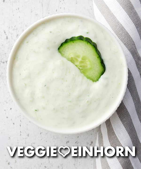 Zaziki vegan Eine Schale veganes Tzatziki mit einer Scheibe Gurke