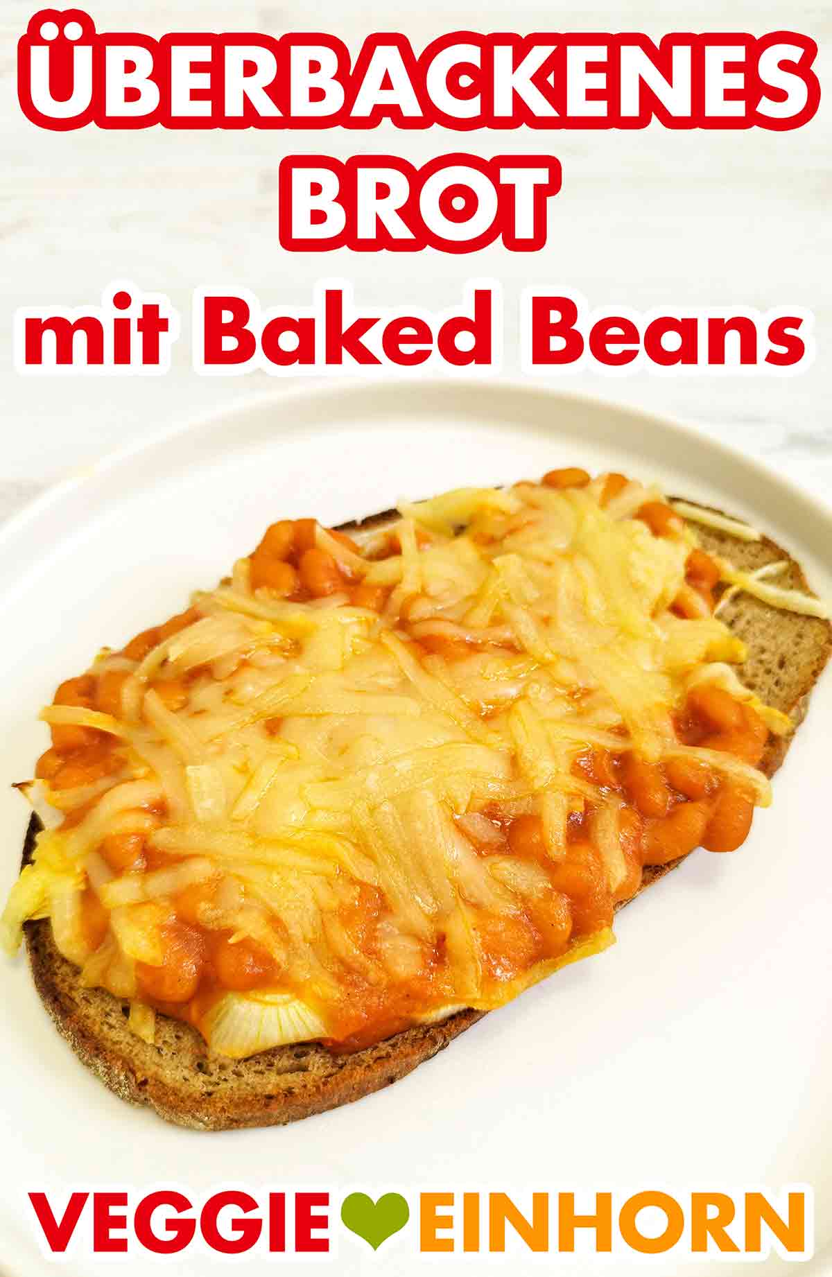 Das vegane Rezept ist einfach und schnell. Eine Scheibe überbackenes Brot mit veganem Käse, Baked Beans und Zwiebeln