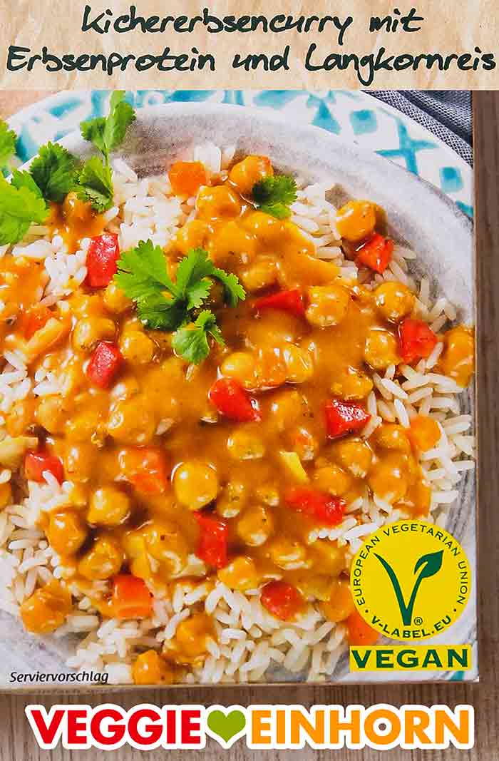Auf der Packung des veganen Fertiggerichtes von Du Darfst ist ein veganes V-Label. V-Label auf dem veganen Kichererbsencurry von Du Darfst