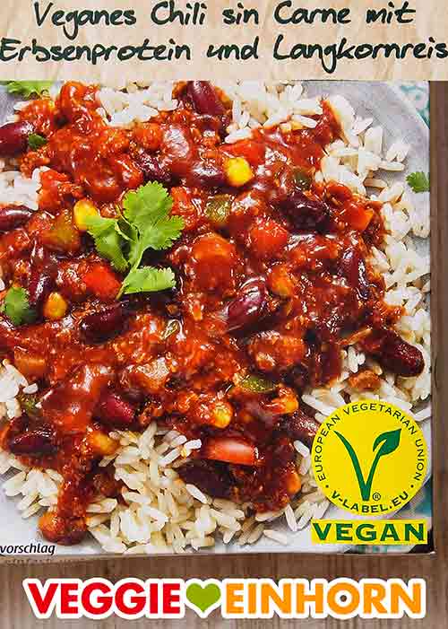 Auf der Packung des veganen Fertiggerichtes ist ein V-Label. Veganes V-Label auf dem Chili sin Carne von Du Darfst