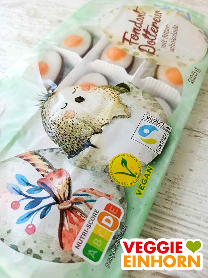Die Fondant Spiegeleier von Penny Douceur haben ein Vegan Logo auf der Packung Veganes V-Label auf der Packung der Fondanteier von Penny