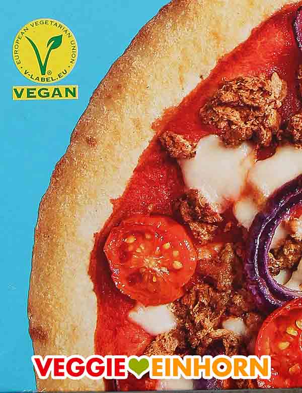 Auf der veganen Thunfisch Pizza von Betta Fish ist ein V-Label. Veganes V-Label auf der veganen Pizza Tu-Nah