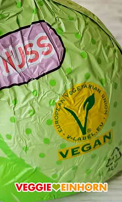 Die Osterhasen aus veganer Schokolade von Penny haben ein V-Label. Veganes V-Label auf der Folie des Schoko Osterhasen