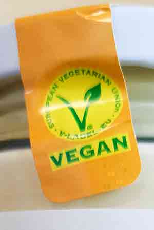 Die Sauce Hollandaise von bedda hat ein veganes V-Label. Vegan Label auf der Sauce Hollandaise von bedda