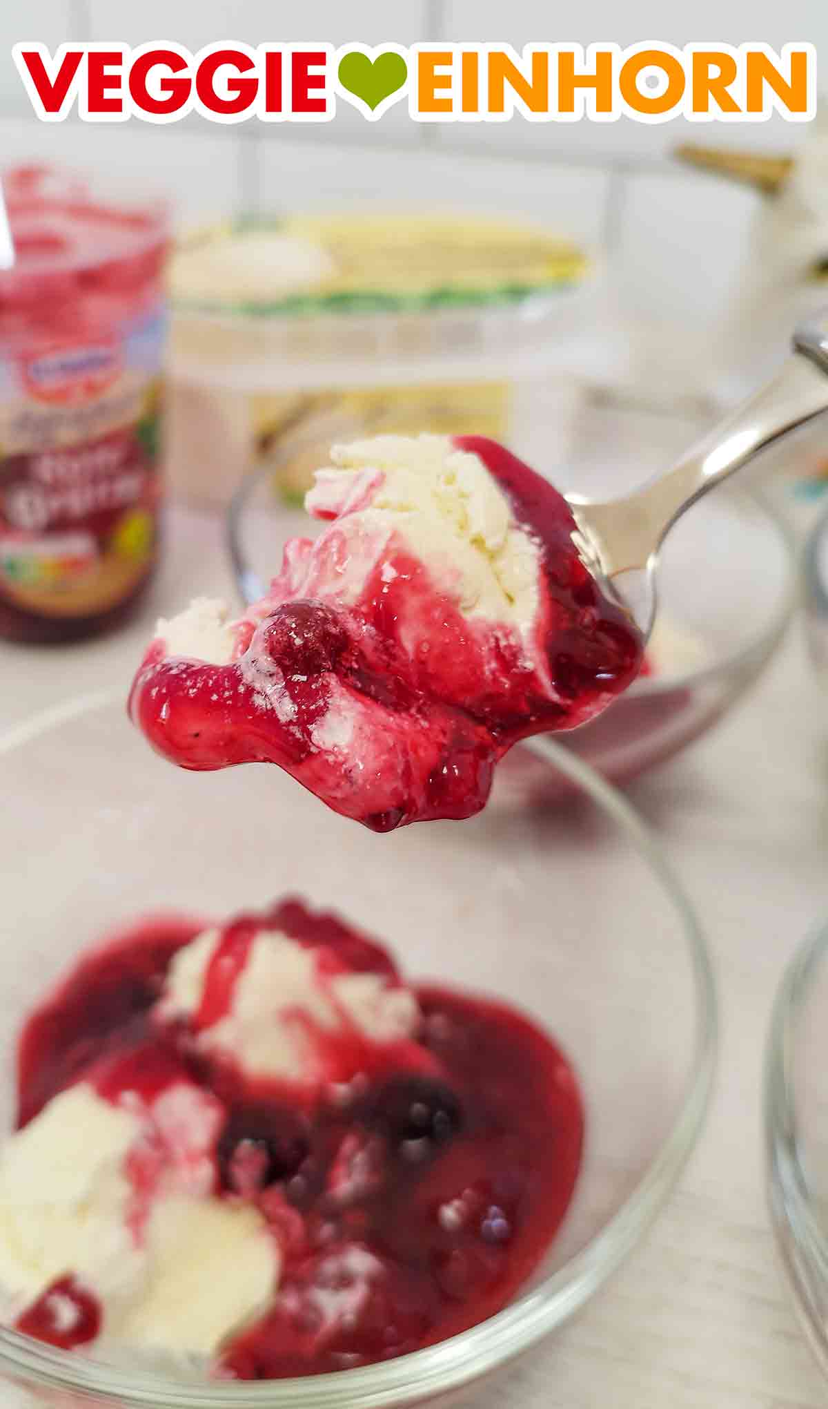 Die rote Grütze und das Vanilleeis sind ein leckerer veganer Nachtisch. Dessertlöffel mit veganer roter Grütze von Dr. Oetker und veganem Cremissimo