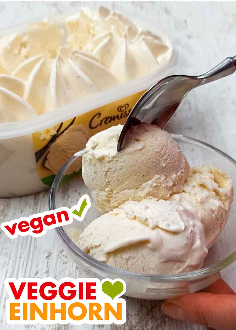 Das vegane Vanille Cremissimo schmeckt sehr lecker. Vegane Vanilleeiscreme mit einem Dessertlöffel