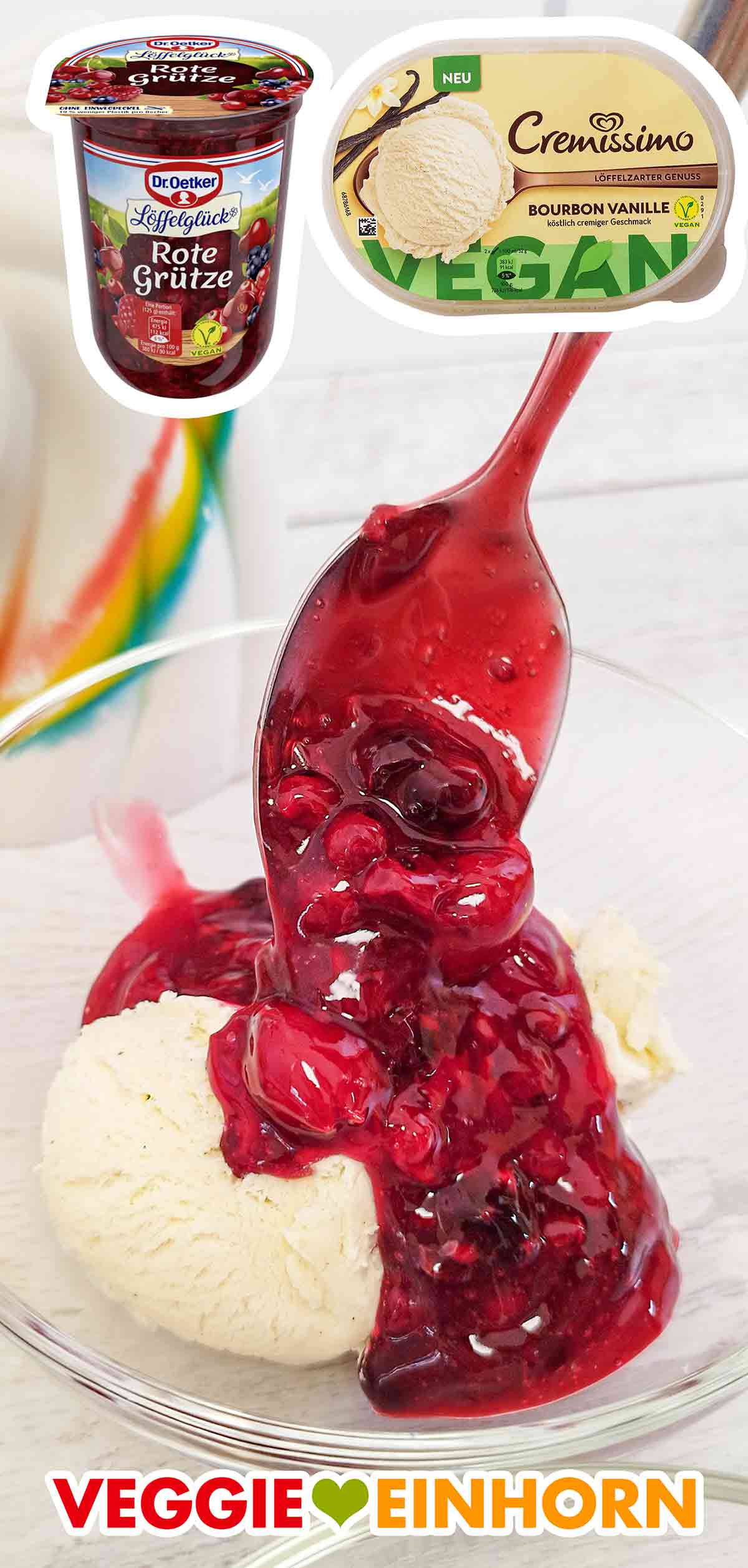 Die rote Grütze wird auf eine Kugel veganes Vanilleeis gegeben. Vegane rote Grütze von Dr. Oetker und veganes Vanilleeis von Cremissimo