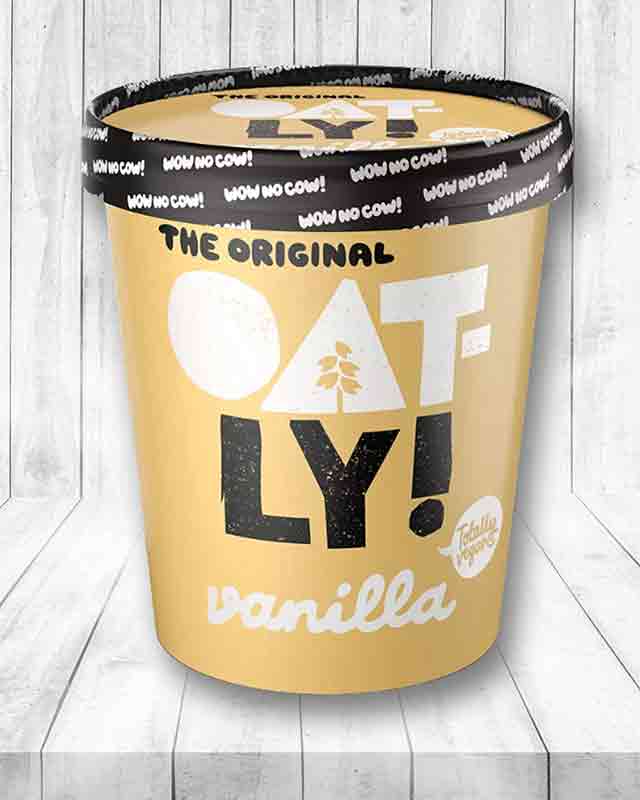 Ein Becher veganes Vanilleeis von Oatly