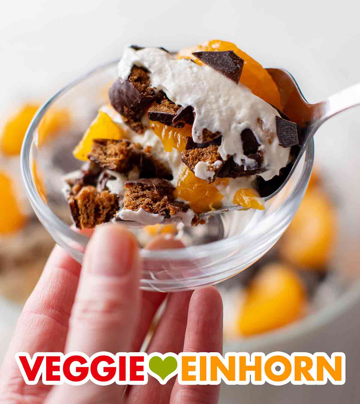Hier sieht man gut die klein geschnittenen veganen Zartbitter-Lebkuchen (Herzen, Sterne, Brezeln). Veganer weihnachtlicher Nachtisch mit Lebkuchen und Mandarinen