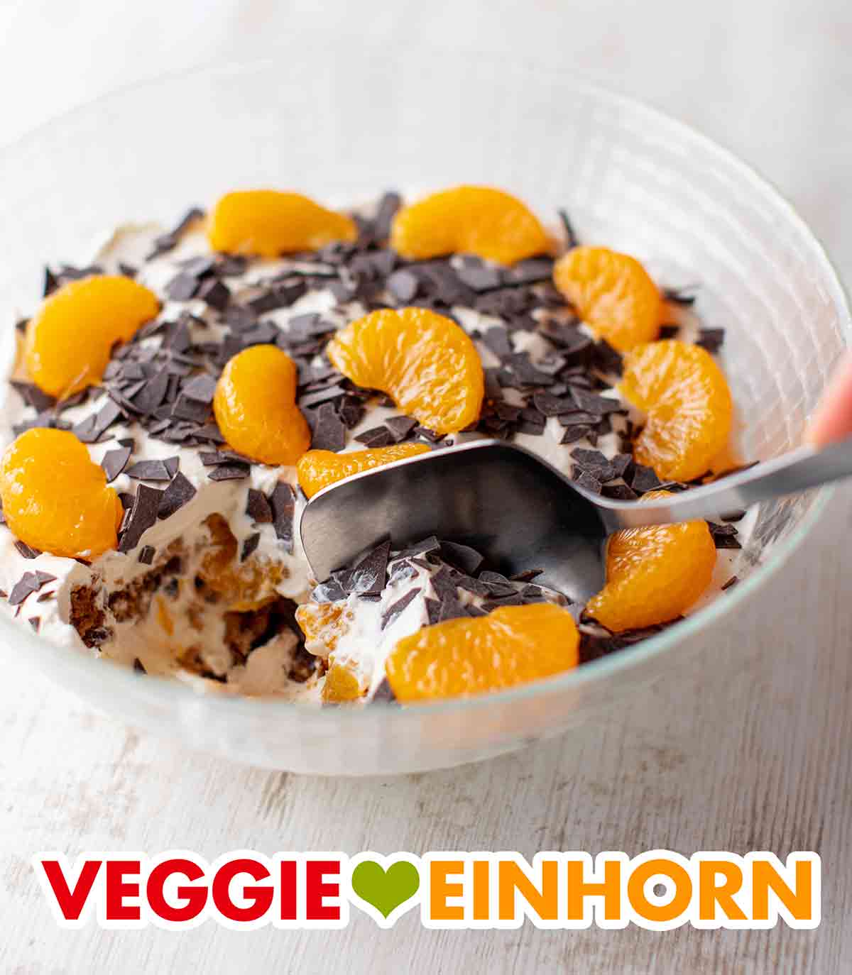 Der weihnachtliche vegane Nachtisch wird serviert. Veganes Schichtdessert für Weihnachten in einer Schüssel