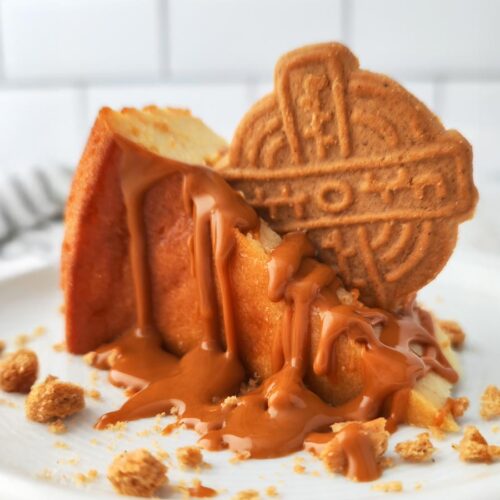 Ein Stück veganer Käsekuchen mit Lotus Biscoff Creme und Spekulatius Keks als festliches Dessert.