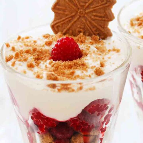 Veganer Nachtisch für Weihnachten mit Spekulatius und Himbeeren