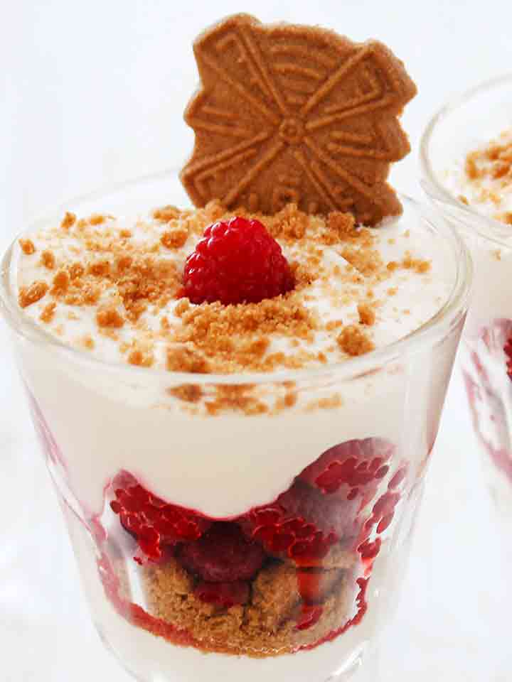 Veganer Nachtisch für Weihnachten mit Spekulatius und Himbeeren