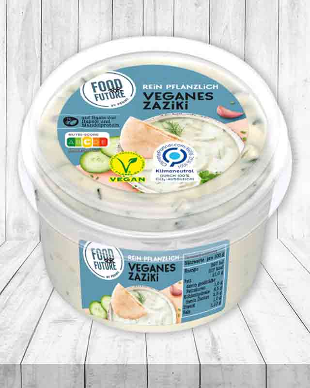 Ein Becher veganes Zaziki von Penny Food For Future