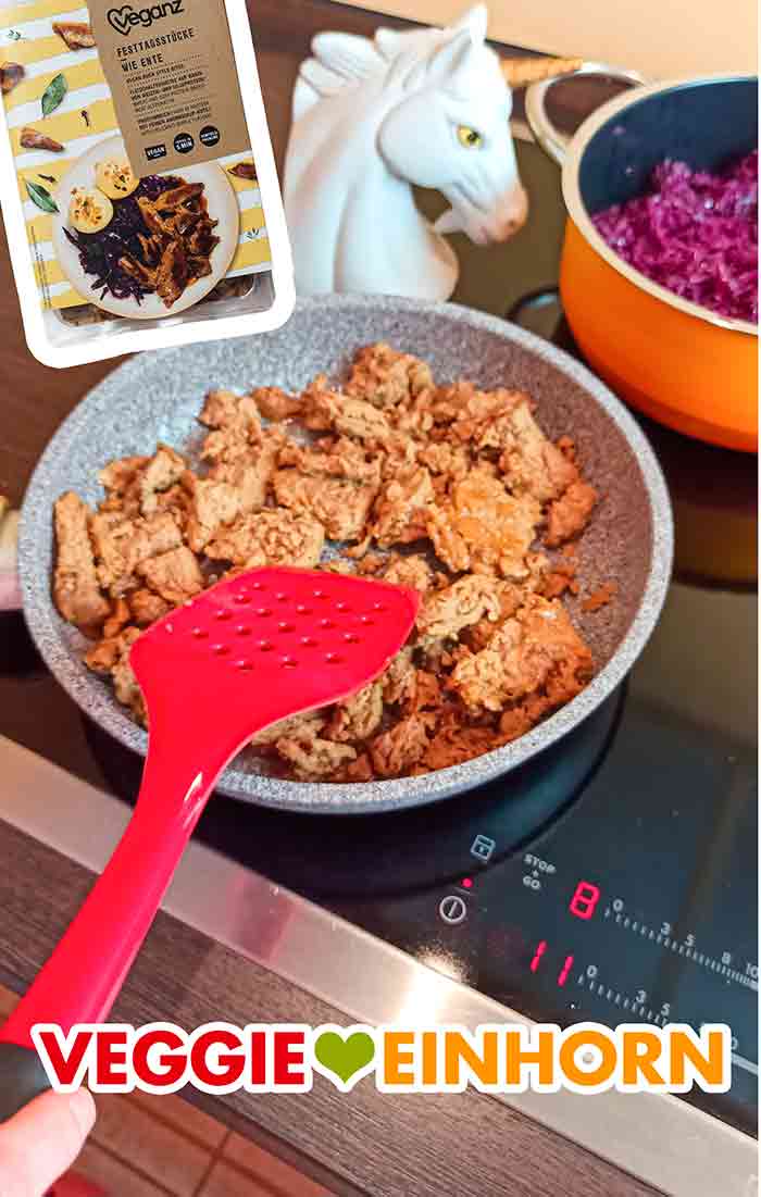Die vegane Ente wird 5 bis 7 Minuten angebraten. Anbraten der Veganz Ente in der Pfanne.