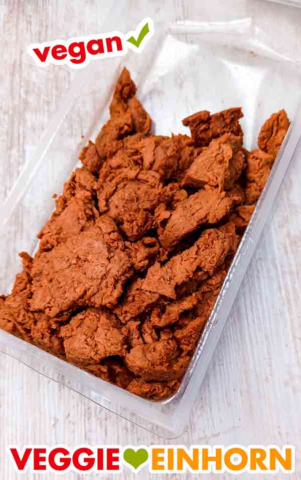 So sieht die Veganz Ente aus. Vegane Entenstücke in der geöffneten Packung.