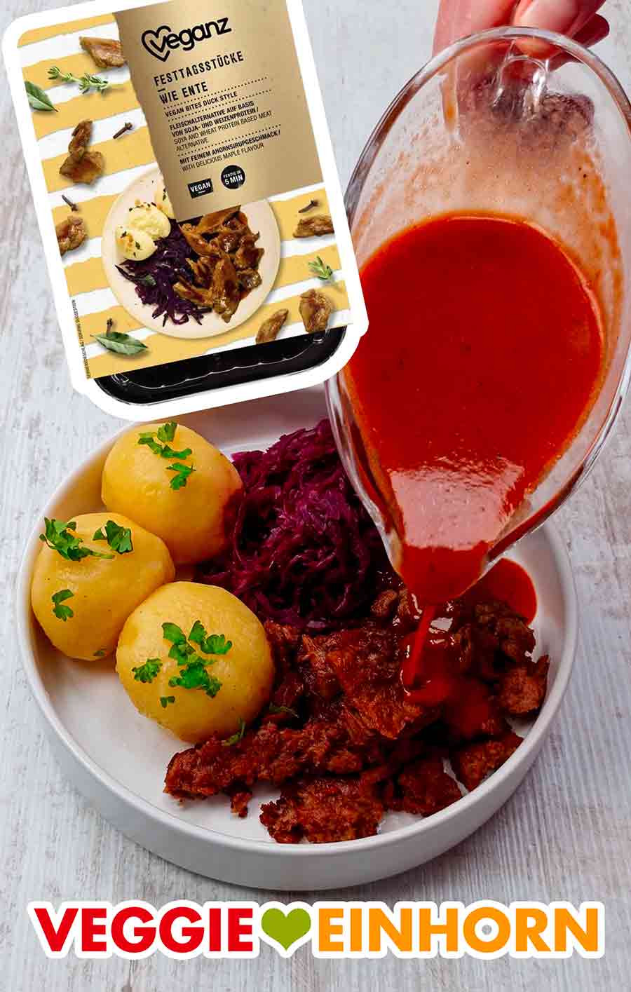 Die veganz Ente schmeckt sehr gut mit veganer brauner Soße. Vegane Bratensoße wird über die vegane Ente gegossen.